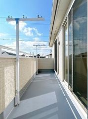 南向きで陽当たり良好なバルコニーです。