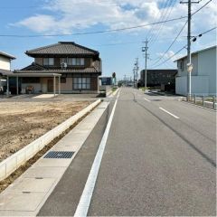 西前面道路から外観を見るとこんな感じ。