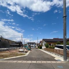 東前面道路から外観を見るとこんな感じ