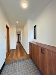 玄関周りはシンプルで暖かみがあります。