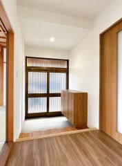 玄関周りは明るく大型シューズボックス付。