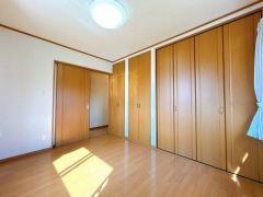 コチラは、2階南にある洋室になります。