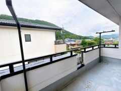 この部屋の外にバルコニーが付いています。