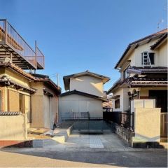 駐車場は2台分のスペースがあります。