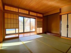 1階南側にある8帖の和室になります。