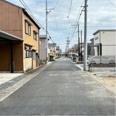 東前面道路から外観を見るとこんな感じ。