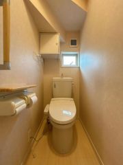 1階の階段下に1箇所トイレがります。