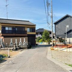 西前面道路から外観を見るとこんな感じ。