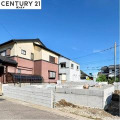 現在は基礎の状態で、8月頃完成予定です。