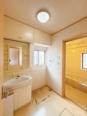 白基調の洗面所はとても清潔感があります。