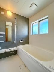ユニットバスは新品交換済みです。