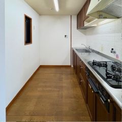 キッチンにも窓付で換気もバッチリです。