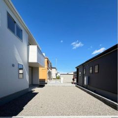 建物の南側にお庭スペースがあります。