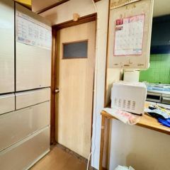 キッチン横には大きな収納があります。