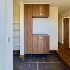 玄関周りは明るくシューズインクローク付。