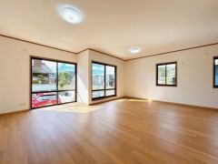 南向きで開放的な21.5帖のリビング。