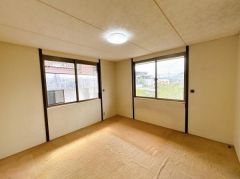 コチラは2階南西にある6帖の洋室です。
