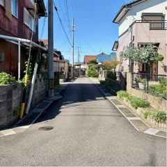 東前面道路から外観を見るとこんな感じ。