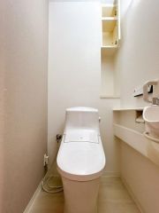 トイレにはちょっとした収納付で便利です。