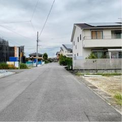 西前面道路から外観を見るとこんな感じ。