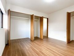 コチラは2階南側にある8帖の洋室です。