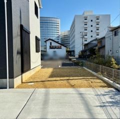 建物南側に陽当たり良好な広いお庭です。