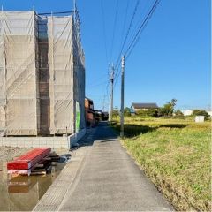 東前面道路から外観を見るとこんな感じ