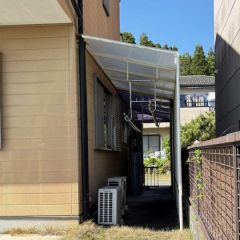 1階にルーフ付の洗濯干し場があります。