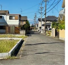 東前面道路から外観を見るとこんな感じ