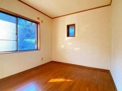 2階南西にある6帖の洋室になります。