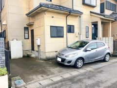 駐車場はL字型に2台駐車可能です。