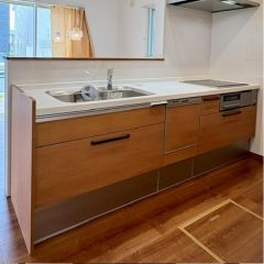 リビングを見渡せるカウンターキッチン。