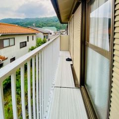この部屋の南面にバルコニーがあります。