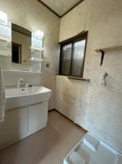 洗面台は新品交換予定です。