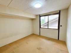 コチラは2階北東、7.6帖の納戸です。