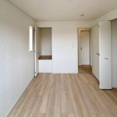 2階西側にある6帖の洋室になります。