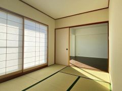 リビング横に、6帖の広い和室があります。