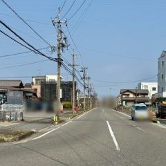 西前面道路から外観を見るとこんな感じ
