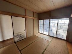 二間続き12帖の和室があります。