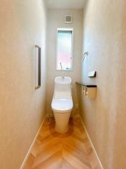 1階トイレは開口窓付なので明るいです。