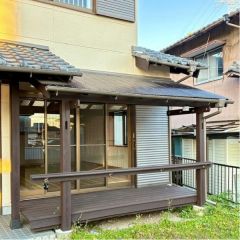 お庭には屋根付きウッドデッキがあります。