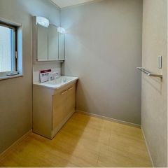 洗面台は新品交換済みで気持ちいいですね♪