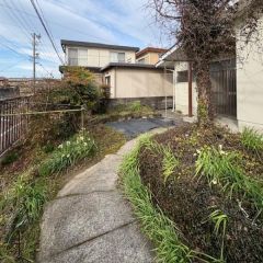 玄関前に広めのお庭があります。
