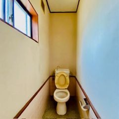 玄関横にトイレがあります。