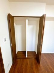 このお部屋にあるクローゼットです。