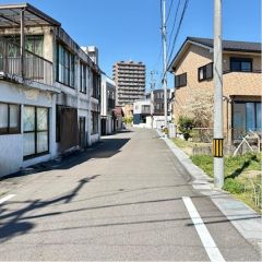 西前面道路から外観を見るとこんな感じ