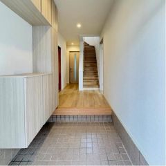 玄関周りはシンプルで暖かみがあります。