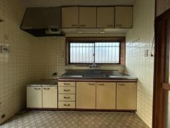 システムキッチンも新品交換予定です。