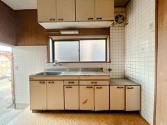 システムキッチンは新品に交換予定です。