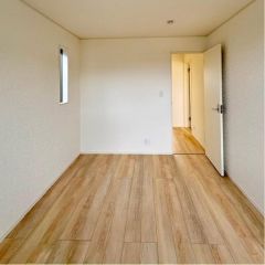 コチラは北東にある6帖の洋室になります。